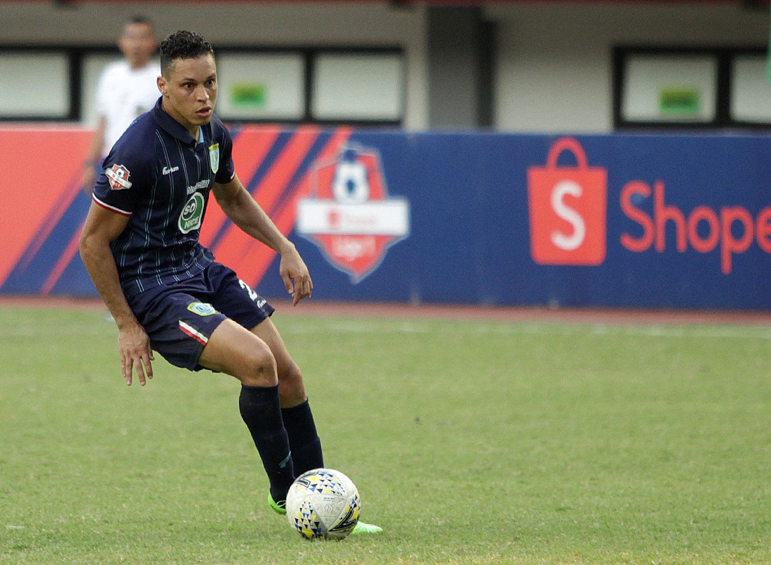 Pemain Persela, Rafael Gomes de Oliveira, beraksi dalam sebuah pertandingan Liga 1 2019. Ia akan absen saat melawan Borneo FC pada 13 Maret 2020 karena kartu merah.