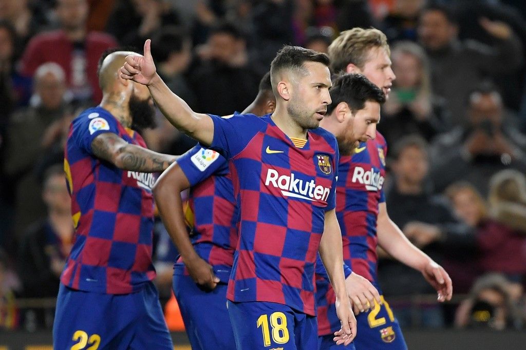 Jordi Alba (kanan) merayakan gol yang ia cetak meski kemudian dianulir wasit saat Barcelona melawan Real Sociedad di Camp Nou pada laga Liga Spanyol, Sabtu 7 Maret 2020.