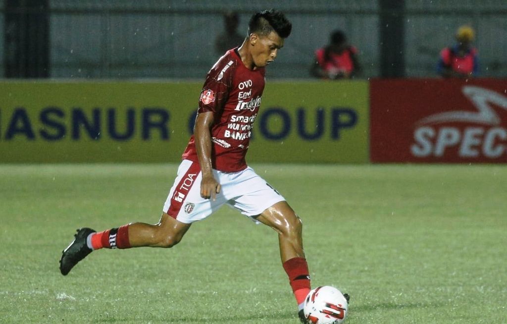 Penyerang Bali United, Lerby Eliandry, akan melepaskan tembakan dalam laga Berito Putera kontra Bali United di Stadion Demang Lehman pada Sabtu, 7 Maret 2020.