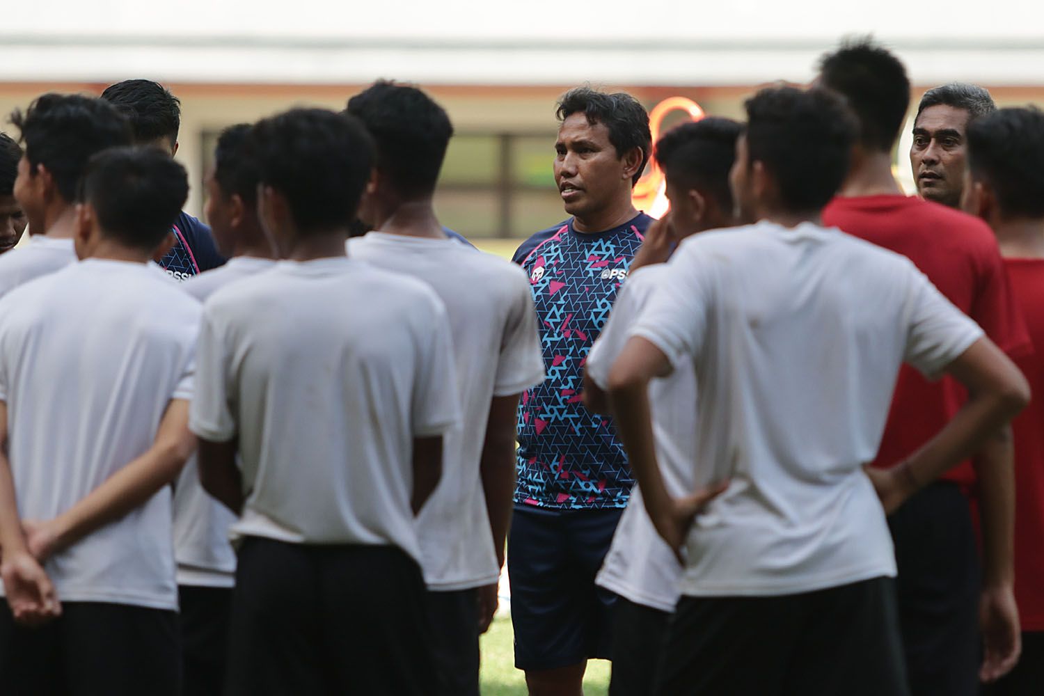 Pelatih timnas Indonesia U-16, Bima Sakti (tengah), mengevaluasi hasil latihan tim saat menjalani pemusatan latihan di Bekasi pada Maret 2020.