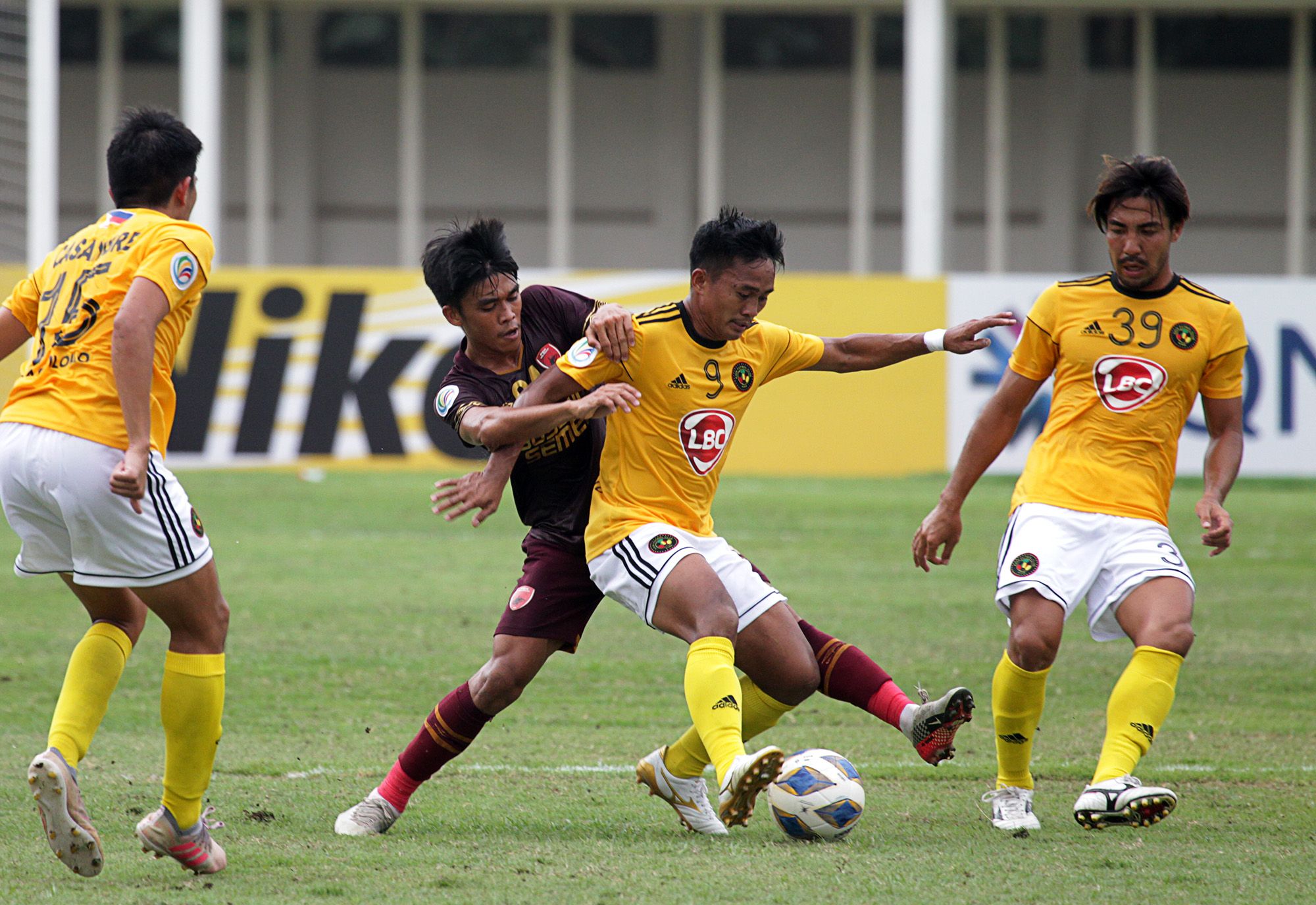Pemain PSM Makassar, Muhammad Rizky (tengah) berebut bola dengan pemain Kaya FC dalam lanjutan penyisihan Grup H Piala AFC 2020 di Stadion Madya, Senayan, Jakarta,  10 Maret 2020. 