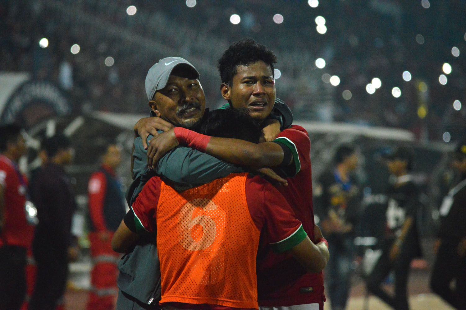 Fakhri Husaini memeluk Amiruddin Bagas dan Andre Oktaviansyah saat juara Piala AFF U-16 2018 di Sidoarjo pada 11 Agustus 2018.