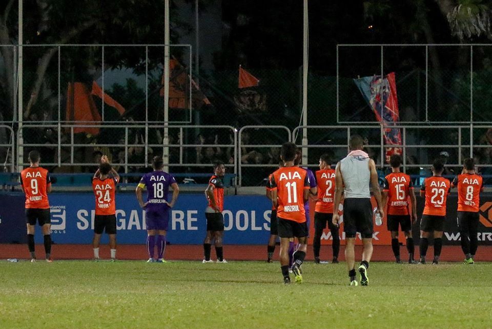 Para pemain Hougang United mendekati fan setia mereka, Hools, seusai kalah dari tamunya, Geylang United, pada laga Liga Singapura 2020, 15 Maret 2020.