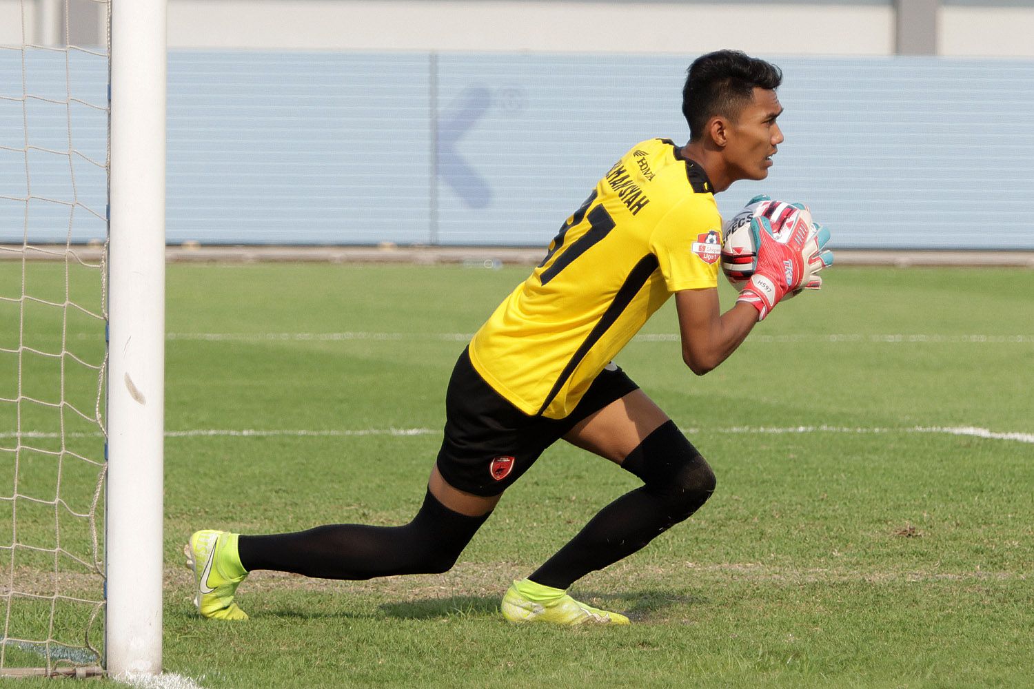 Kiper PSM Makassar, Hilman Syah beraksi dalam pertandingan Liga 1 2020, saat PSM melawan Persita Tangerang di Stadion Sport Center, Kelapa Dua pada Maret 2020. 