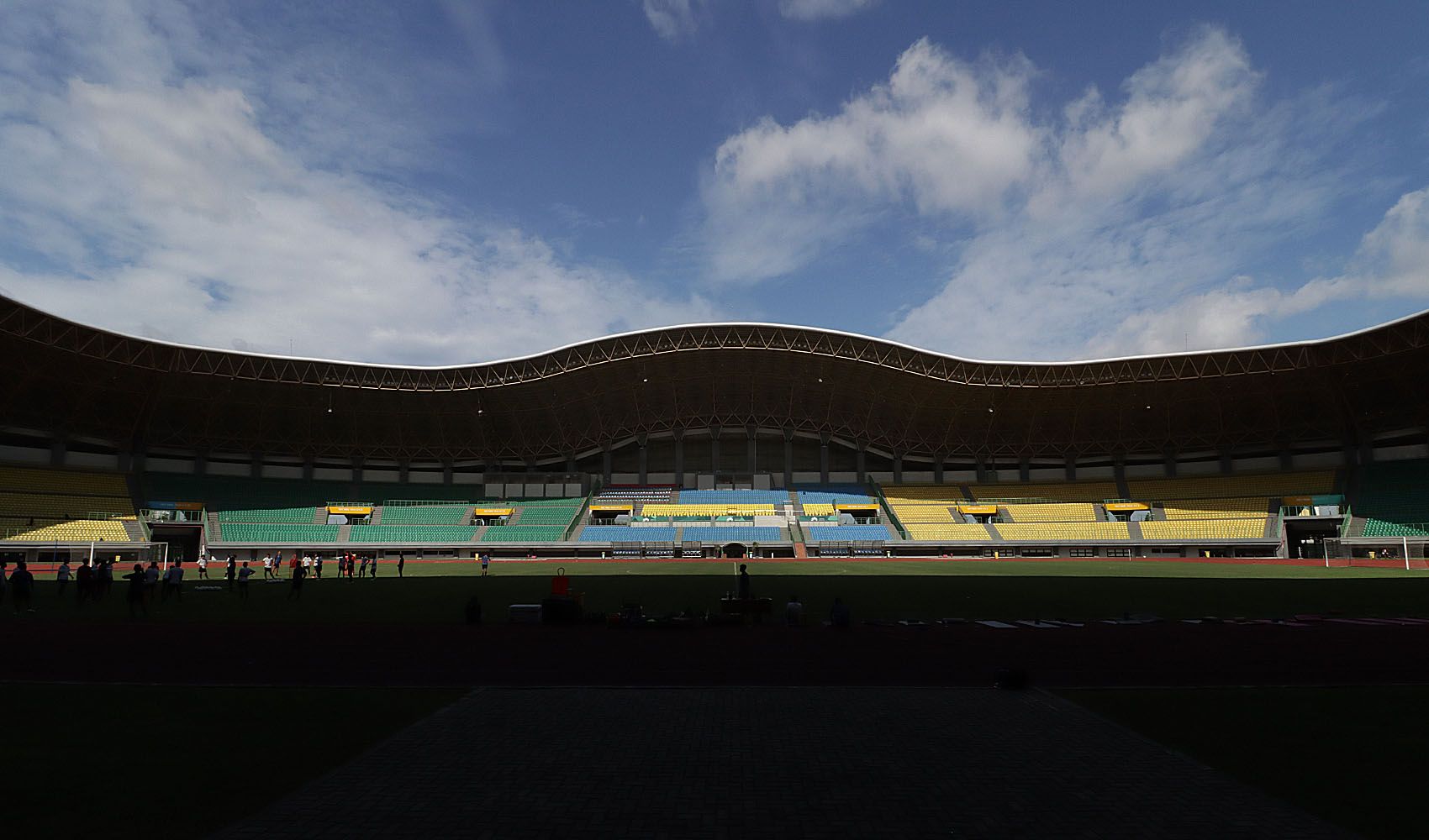 Stadion Patriot Candrabhaga Kota Bekasi saat baru direnovasi pada 2016.  