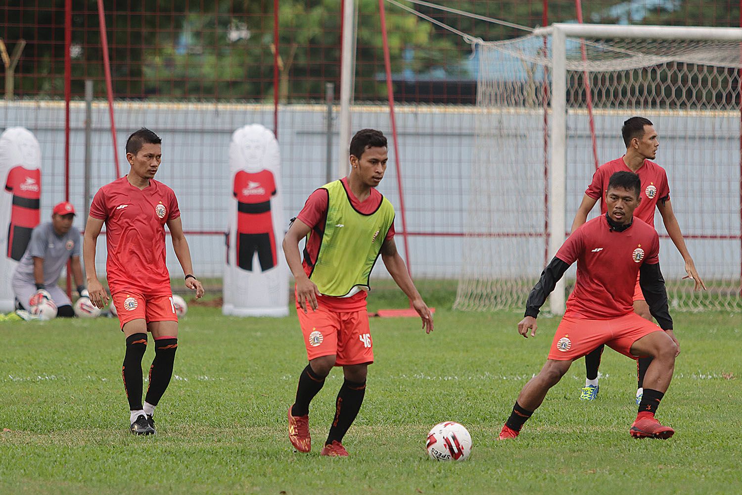 TIga pemain Persija, Ismed Sofyan, Osvaldo Haay, dan Tony Sucipto (dari kiri ke kanan) saat menjalani sesi latihan tim di Lapangan PS AU TNI AU, Halim, pada Januari 2020.