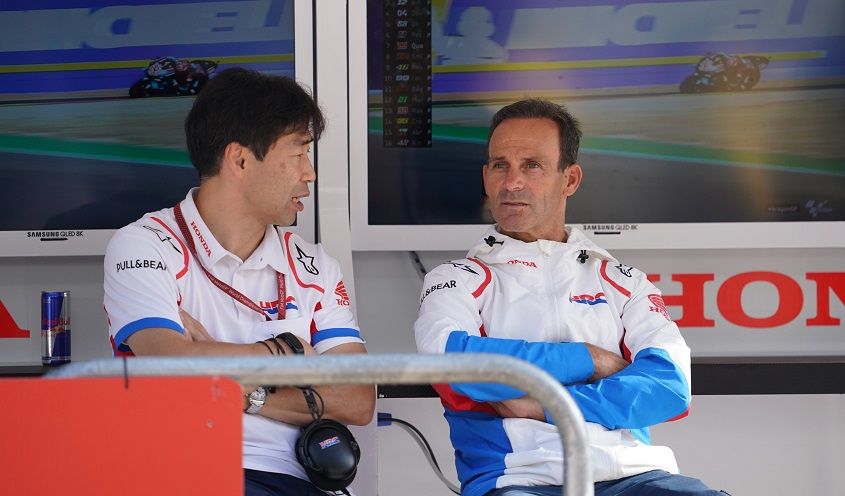 Manajer Tim Repsol Honda Alberto Puig (kanan) tampak berdiskusi dengan koleganya saat menyaksikan seri MotoGP di Sirkuit Aragon, Spanyol pada 22 September 2019.