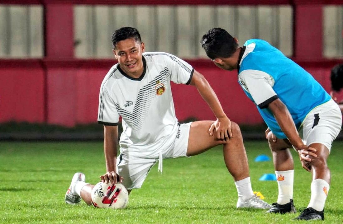 Bek Bhayangkara FC, Indra Kahfi, berlatih dengan rekan-rekannya di Stadion PTIK, Jakarta Selatan, pada Maret 2020. 