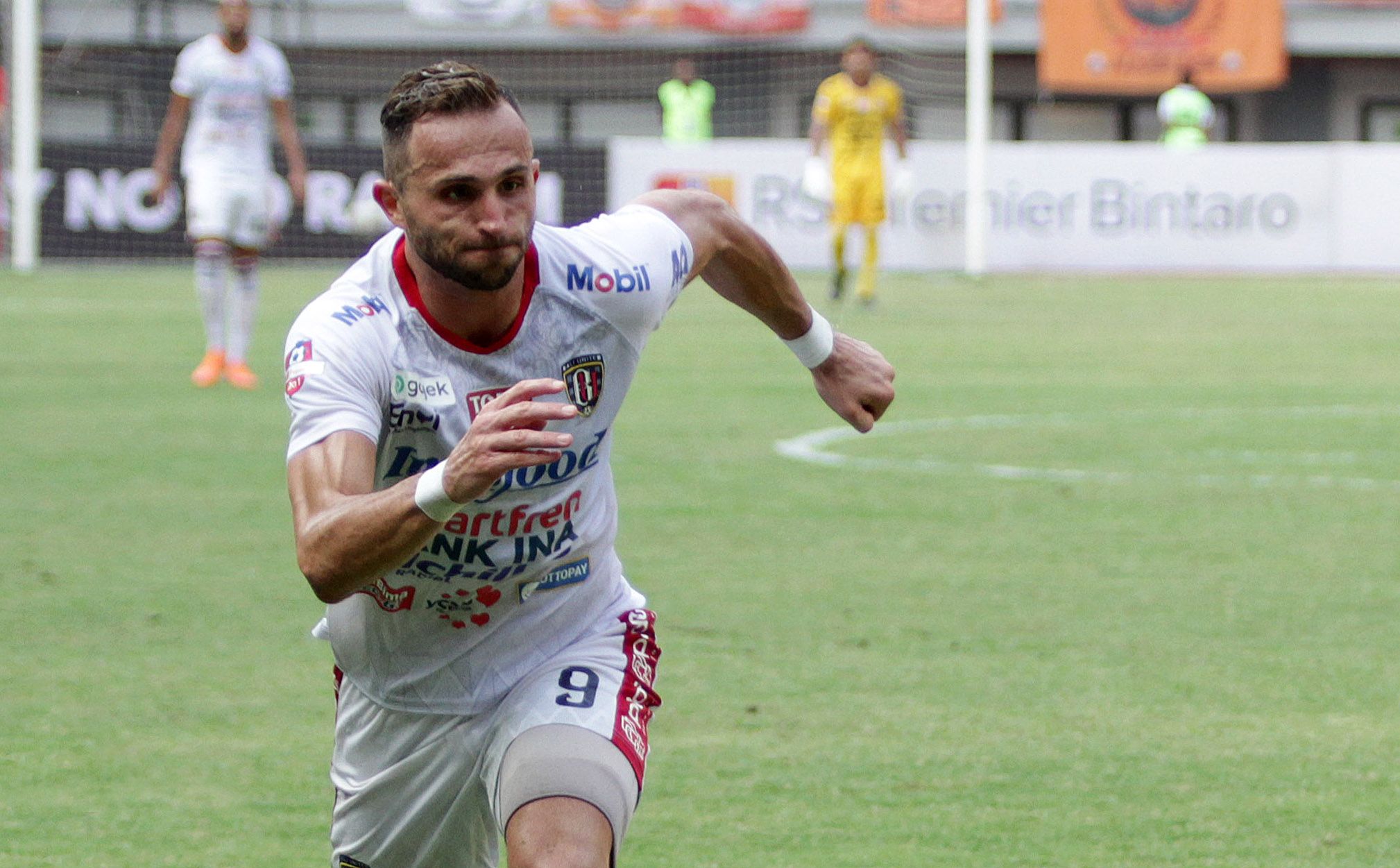 Striker Bali UNited, Ilija Spasojevic tampil dalam pertandingan Liga 1 2019 di Stadion Patriot Candrabhaga, Bekasi, tepatnya saat melawan Persija.