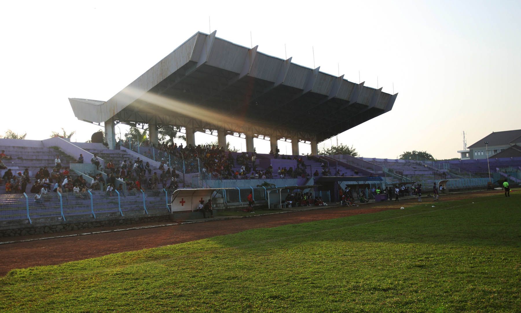 Tampak tribune utama Stadion Benteng Tangerang, yang adalah markas Persita dan Persikota pada masa lalu. Stadion ini punya banyak kisah termasuk saksi bisu fatwa haram sepak bola Tangerang.