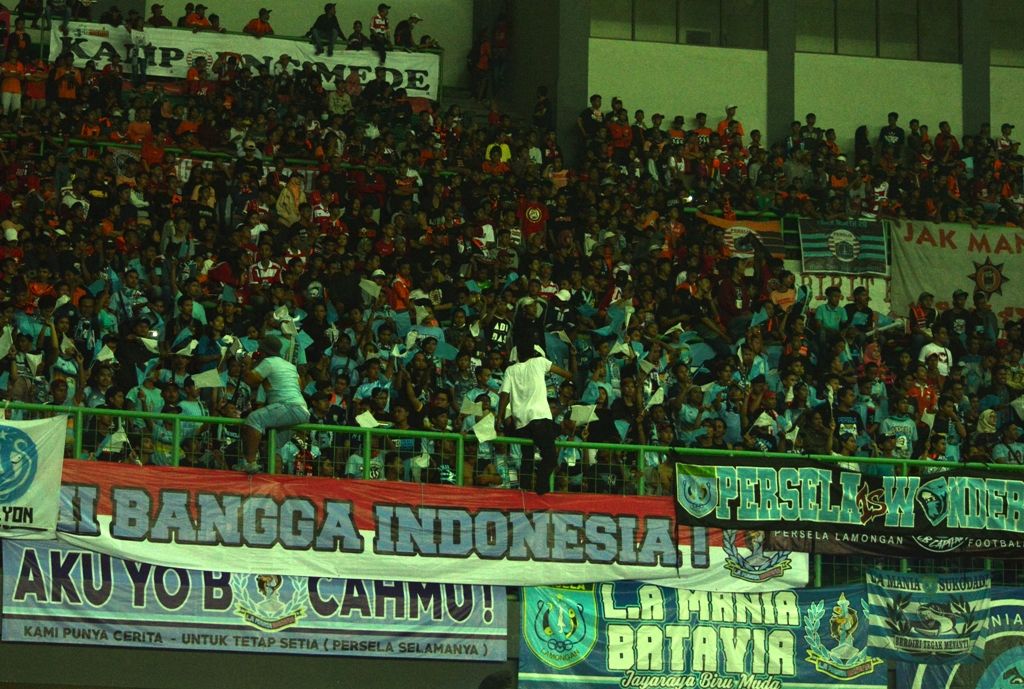Suporter Persela Lamongan mendukung timnya bertanding melawan Persija di Stadion Patriot Candrabhaga, Bekasi pada 2017.