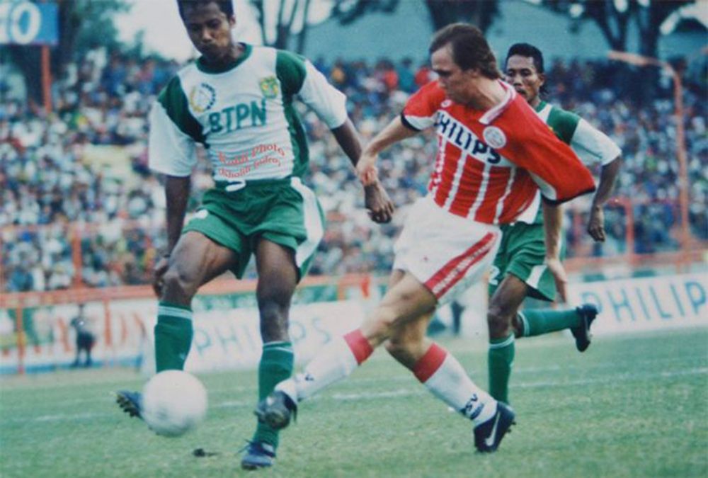Bek sayap Persebaya Surabaya, Hartono (kiri) dalam laga persahabatan melawan PSV Eindhoven di Gelora 10 November, Surabaya, 6 Januari 1996