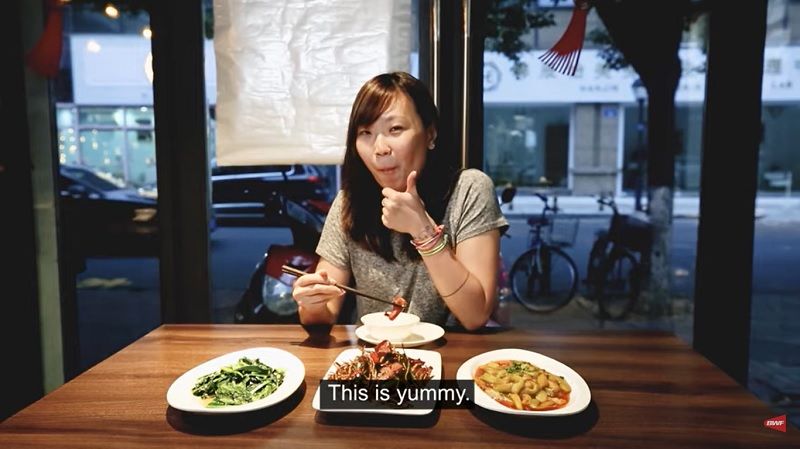 Tangkapan layar tayangan Badminton Unlimited (22/4/2020) yang meliput kegiatan memasak Zhang Beiwen di dapur profesional sebuah restoran masakan Cina.