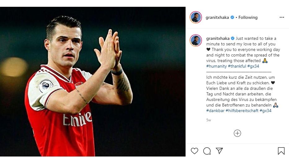 Gelandang asal Swiss, Granit Xhaka, memberi aplaus kepada para penggemar usai pertandingan bersama Arsenal.