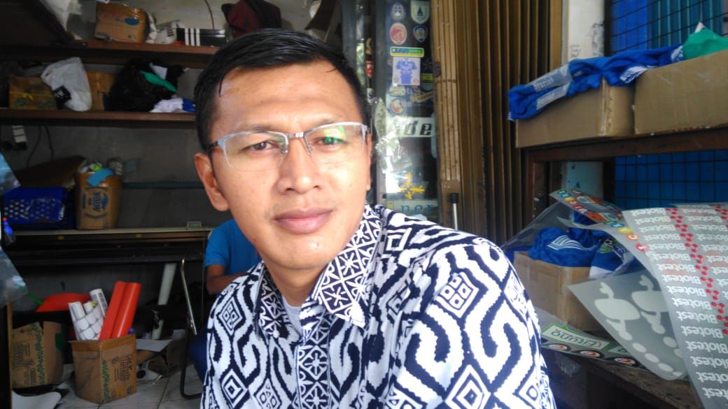 Mantan penyerang Persita Tangerang dan Persib Bandung, Zaenal Arief, berpose dalam sebuah bincang-bicang dengan TopSkor (Grup Skor Indonesia).