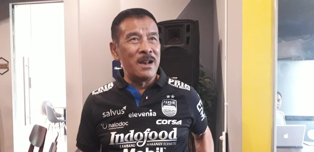 Komisaris Persib Bandung, Umuh Muchtar, berbincang dengan wartawan menjelang berlangsungnya Liga 1 pada Februari 2020.