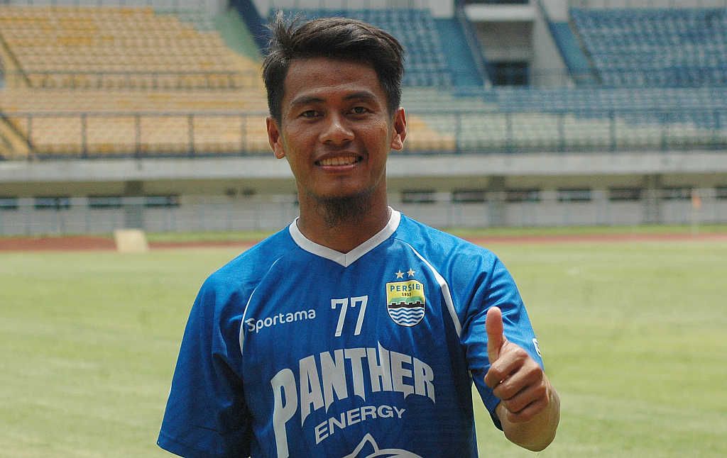 Ghozali Siregar, winger Persib Bandung, seusai latihan tim di Stadion Gelora Bandung Lautan Api pada Februari 2020.