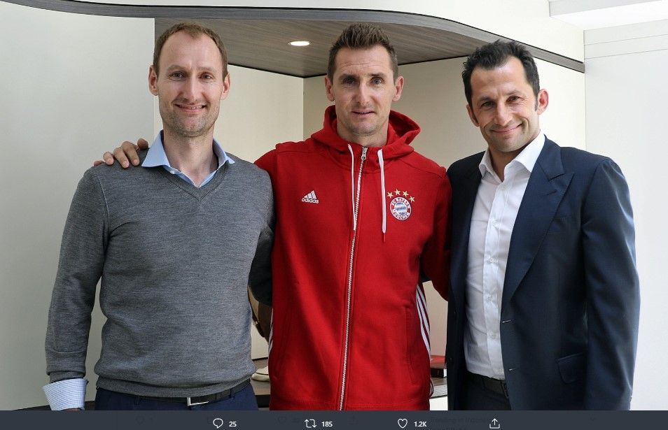 Miroslav Klose (tengah) saat diumumkan jadi pelatih Bayern Munchen U-17.