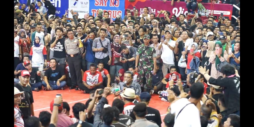 Suasana GOR A. Dimyati, Tangerang, penuh sesak dengan penonton saat Didi Kempot tampil dalam acara pembukaan Livoli Divisi Utama, 13 Oktober 2019. 