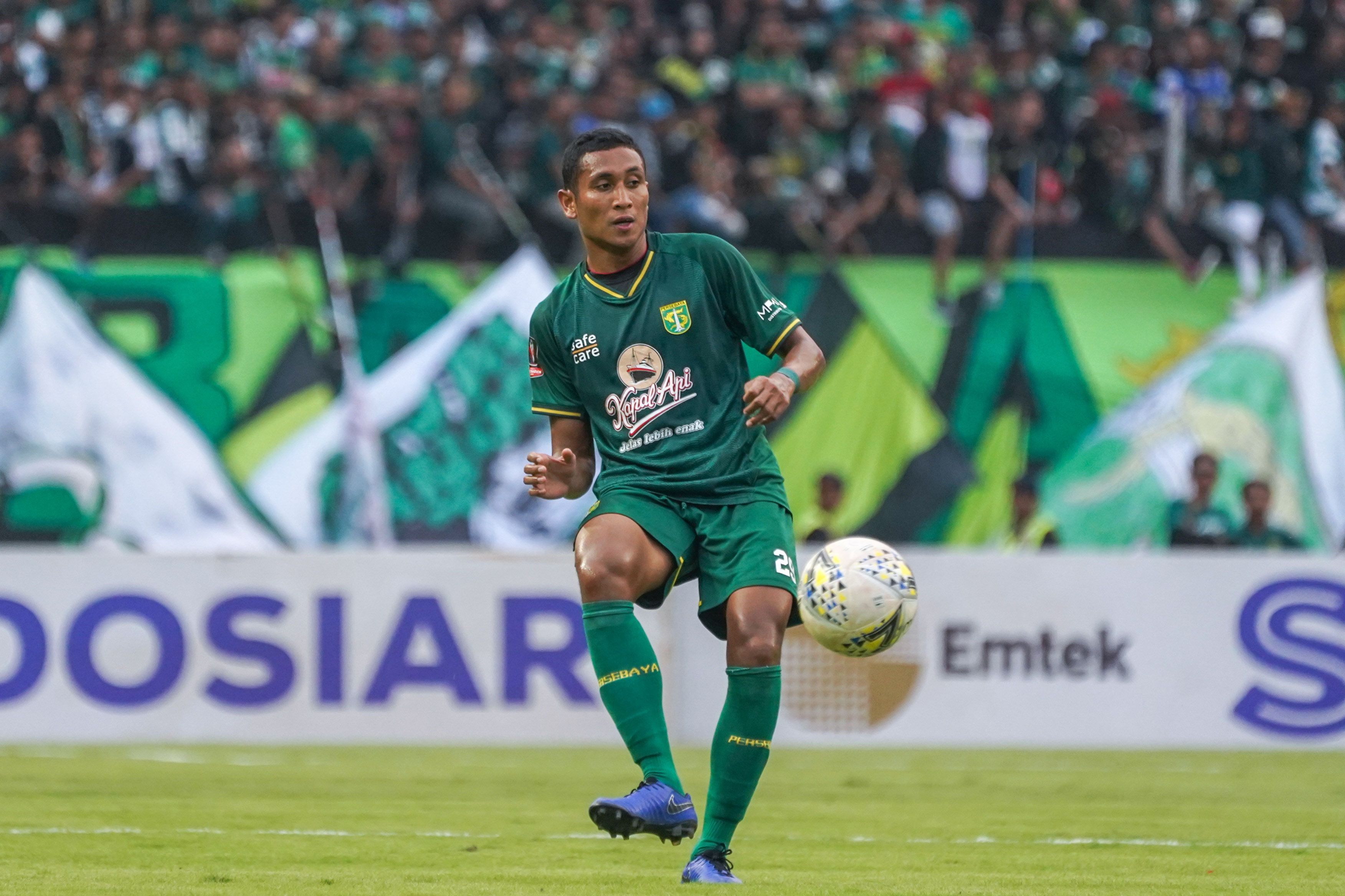 Bek Persebaya Surabaya, Mokhamad Syaifuddin, menendang bola.