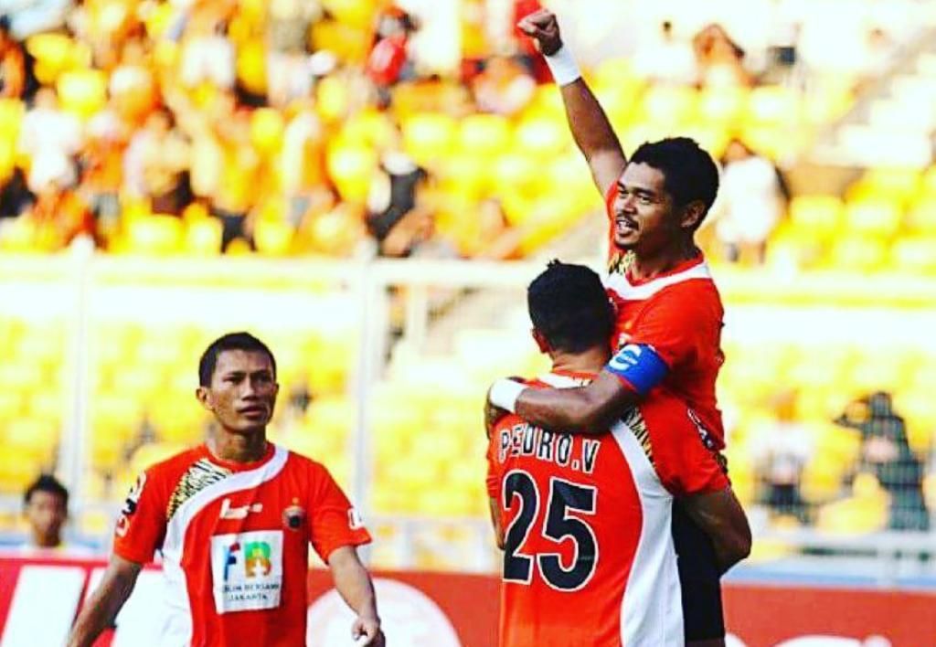 Penyerang Persija. Pedro Velazquez (nomor 25), mengangkat Bambang Pamungkas (kanan) saat merayakan gol dalam ISL 2012 di Stadion Utama Gelora Bung Karno, Senayan, Jakarta.