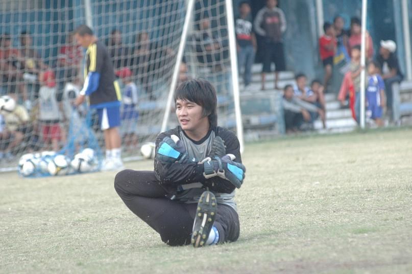 Kiper Persib Bandung dalam Liga Indonesia 2006, Sinthaweechai Hathairattanakool alias Kosin, menjalani sesi latihan tim disaksikan ratusan bobotoh yang sangat ingin melihat aksinya pada 2006.. 