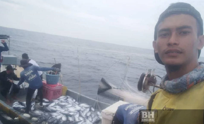 Syed Sobri, pesepak bola Liga Malaysia berswafoto memamerkan ikan hasil tangkapannya di tengah laut lepas.