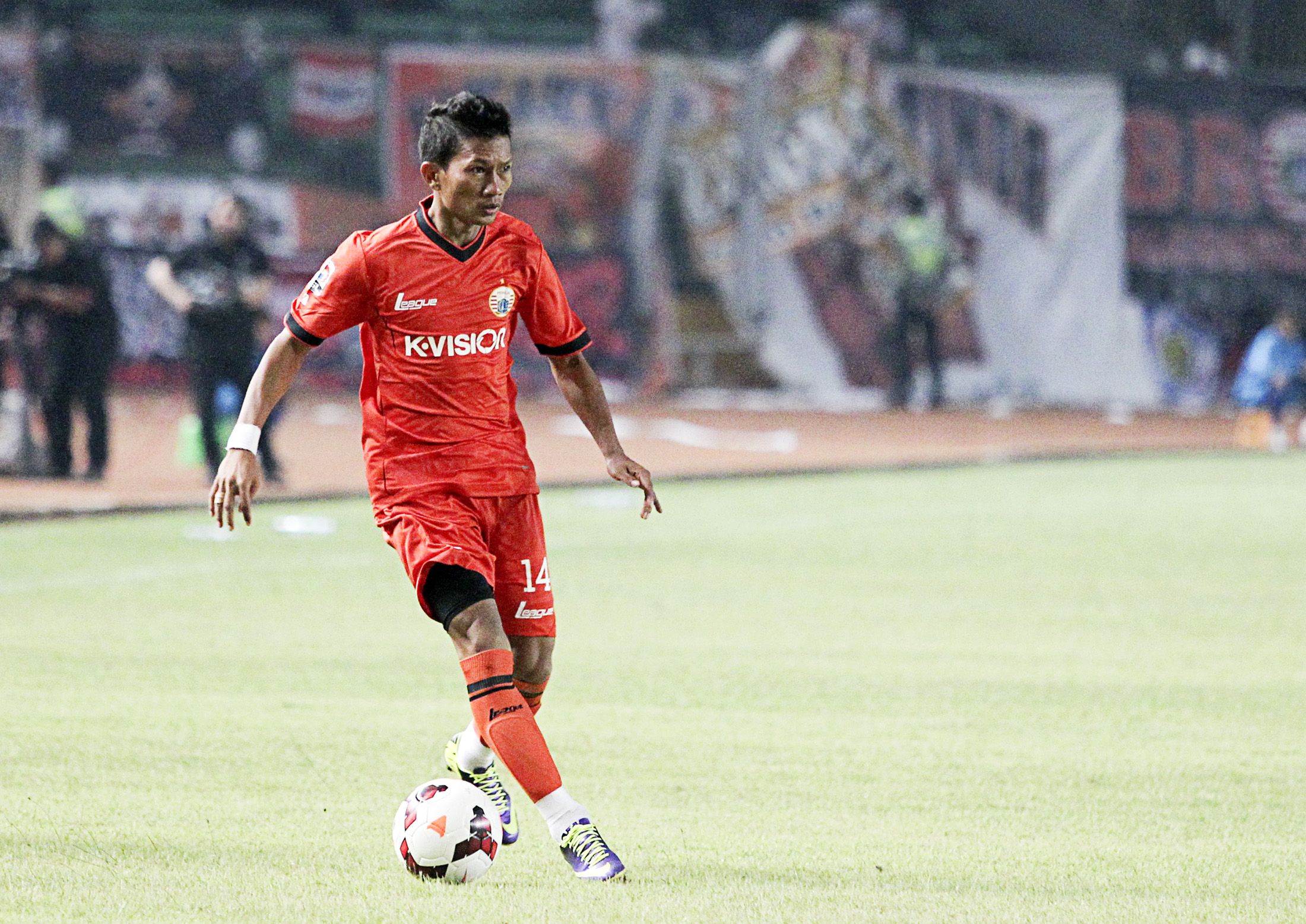 Aksi Bek senior Persija, Ismed Sofyan, dalam sebuah pertandingan Liga Indonesia 2015 di Stadion Utama Gelora Bung Karno, Senayan, Jakarta.