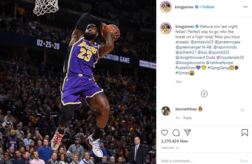Bintang LA Lakers LeBron James saat melakukan dunk dalam pertandingan NBA pada Februari 2020, sebelum kompetisi ditangguhkan akibat pandemi Covid-19.