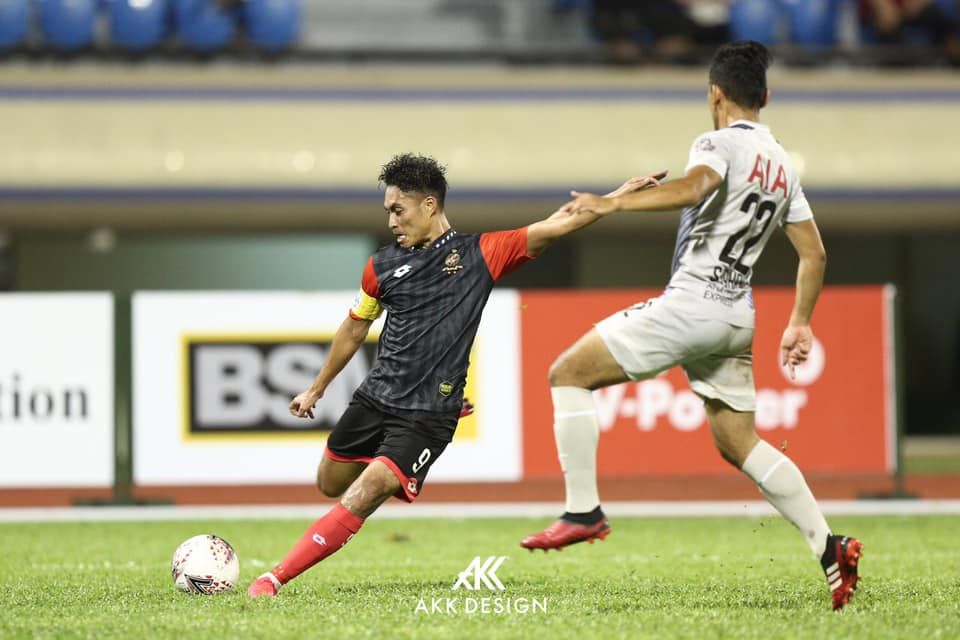 Striker DPMM FC, Abdul Azizi Ali Rahman akan menendang bola dan coba dihadang bek Tampines Rovers, Syahrul Sazali pada pekan pertama Liga Singpura 2020 di Stadion Sultan Hasanal Bolkiah, Bandar Seri Begawan, Brunei Darussalam,  9 Maret 2020.