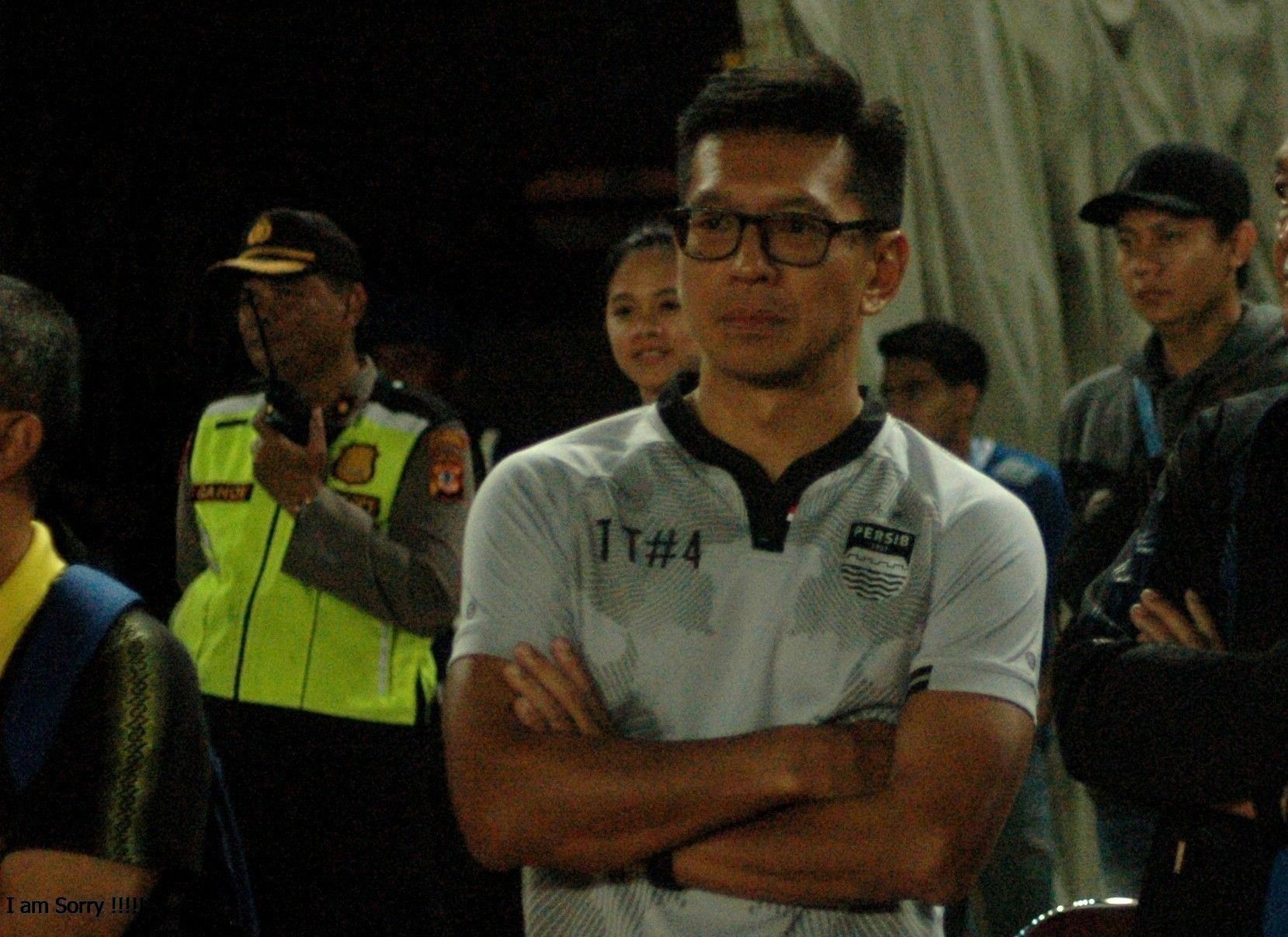 Direktur PT  Persib Bandung Bermartabat, Teddy Tjahjono, menyaksikan Persib bertanding dalam laga uji coba menjelang berlangsungnya Liga 1 2020 pada Februari 2020.