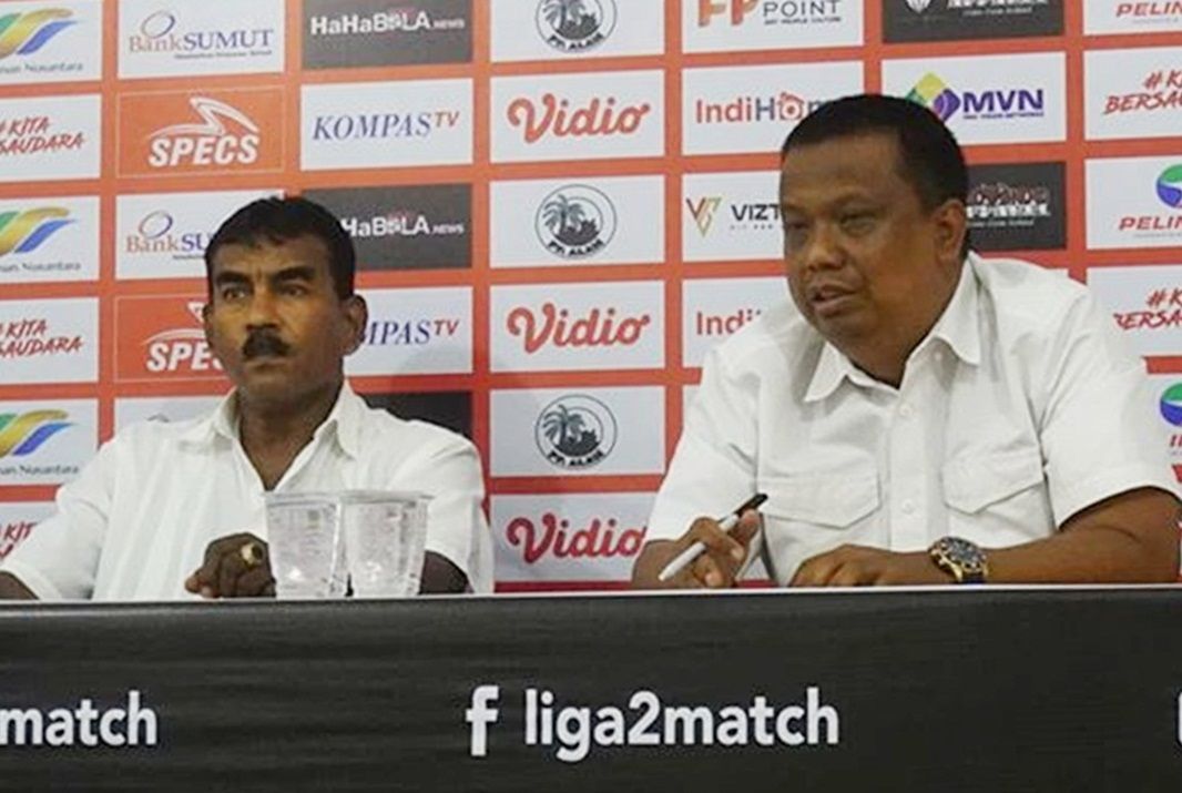 Manajer PSMS Medan, Mulyadi Simatupang (kanan) bersama pengurus klub Liga 2 2020 itu, Julius Raja.