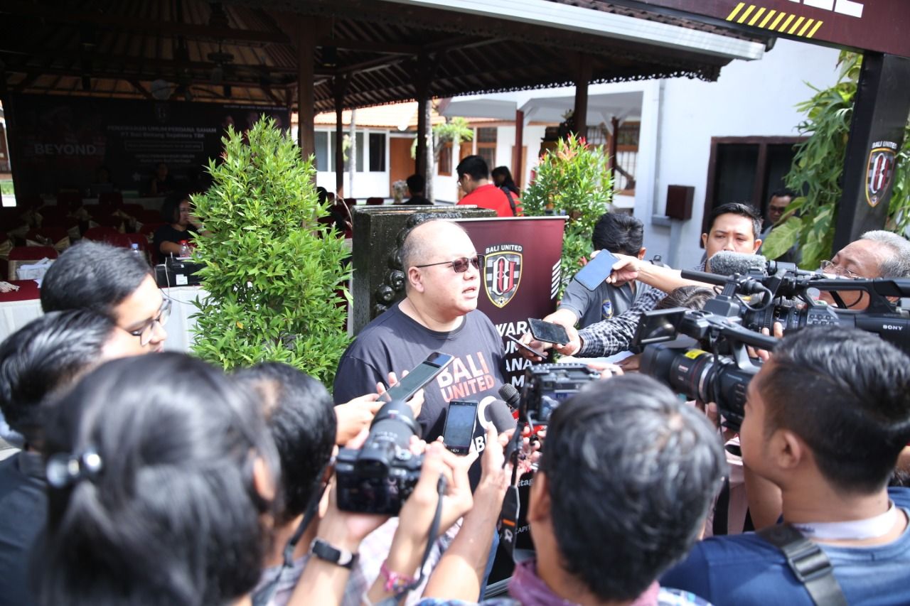 CEO Bali United, Yabes Tanuri, saat memberikan keterangan kepada wartawan pada 2019.