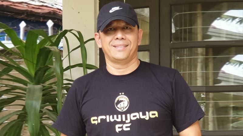Direktur Teknik Sriwijaya FC, Indrayadi, berpose dalam sebuah kesempatan pada 2020. 