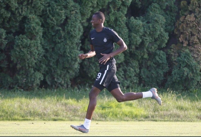 Penyerang FK Partizan, Umar Sadiq, berlari dalam latihan.