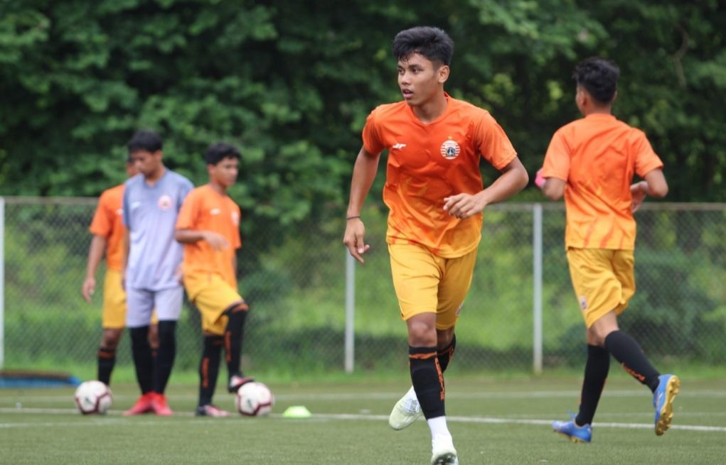 Pemain Persija U-18, Sandi Arta Samosir (depan) saat menjalani latihan bersama tim di National Youth Training Center, Sawangan, Depok, pada 2020.