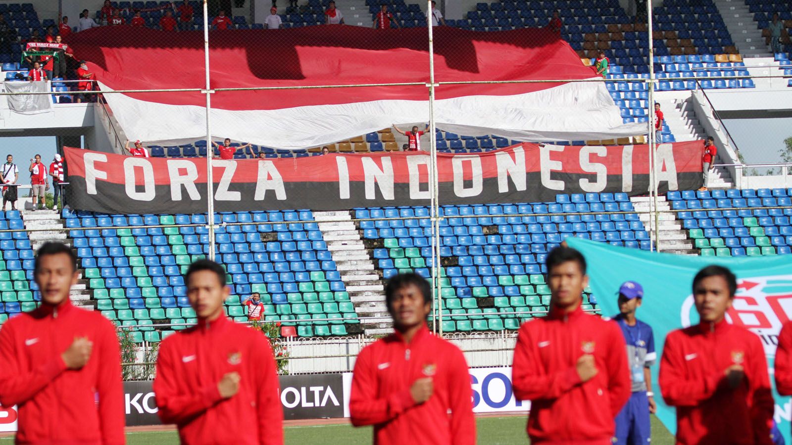 Dukungan total suporter Indonesia yang selalu setia pada laga timnas Indonsia U-19 versus timnas Australia U-19 pada laga Grup B Piala Asia U-19 2014 di Stadion Thuwunna Yangon, Myanmar, 12 Oktober 2014. 