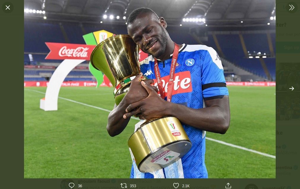 Bek Napoli, Kalidou Koulibaly, mengangkat trofi Coppa Italia 2019-2020 setelah timnya menang atas Juventus pada Rabu (17/6/2020).