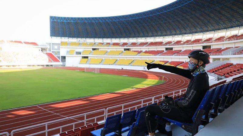 Gubernur Jawa Tengah, Ganjar Pranowo saat meninjau renovasi Stadion Jatidiri Semarang pada Rabu (17/6/2020) lalu.