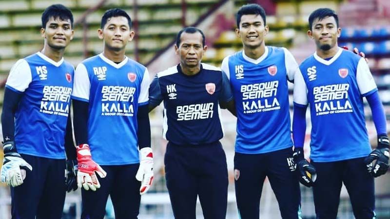 Pelatih kiper PSM Makassar, Hendro Kartiko (tengah), foto bersama kiper PSM dalam masa persiapan menyambut Liga 1 2020 dan Piala AFC 2020.