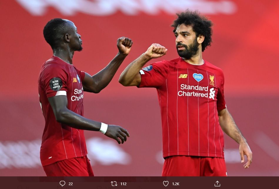 Duo penyerang Liverpool, Sadio Mane (kiri) dan Mohamed Salah./Twitter/Premier League