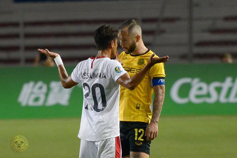 Kapten Ceres Negros FC, Stephan Schrock (kanan) beradu argumen dengan pemain Bali United, Sidik Saimima, pada laga Piala AFC 2020 di Stadion Panaad, 12 Maret 2020.