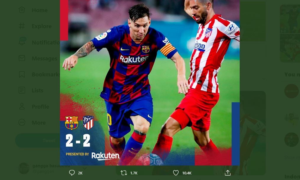Lionel Messi dihadang pemain Atletico Madrid pada laga yang berakhir imbang 2-2 di Stadion Camp Nou, Selasa (30/6/2020) waktu setempat atau Rabu dini hari WIB.