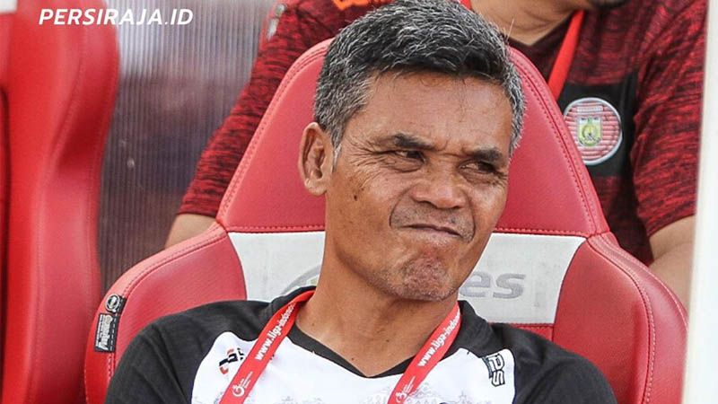 Pelatih Persiraja Hendri Susilo memperlihatkan ekspresi kecewa saat menyaksikan anak asuhnya bertanding dalam Liga 1 2020 pada Maret 2020.