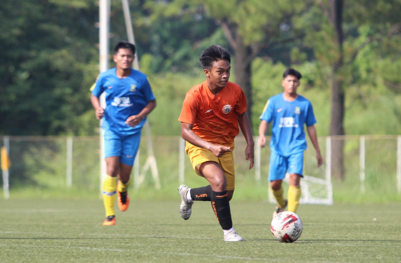 Pemain Persija U-16, Septian Dwi Wicaksono (tengah) beraksi dalam sebuah pertandingan di National Youth Training Center, Sawangan, Depok pada 2019.