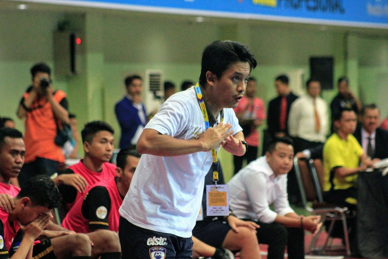 Deny Handoyo, pelatih Cosmo FC pada musim 2020-2021, dan ini saat menangani SKN FC Kebumen dalam Pro Futsal League 2019.