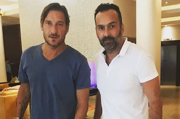 Mantan pelatih Borneo FC, Fabio Lopez (kanan), bersama legenda AS Roma, Francesco Totti (kiri).