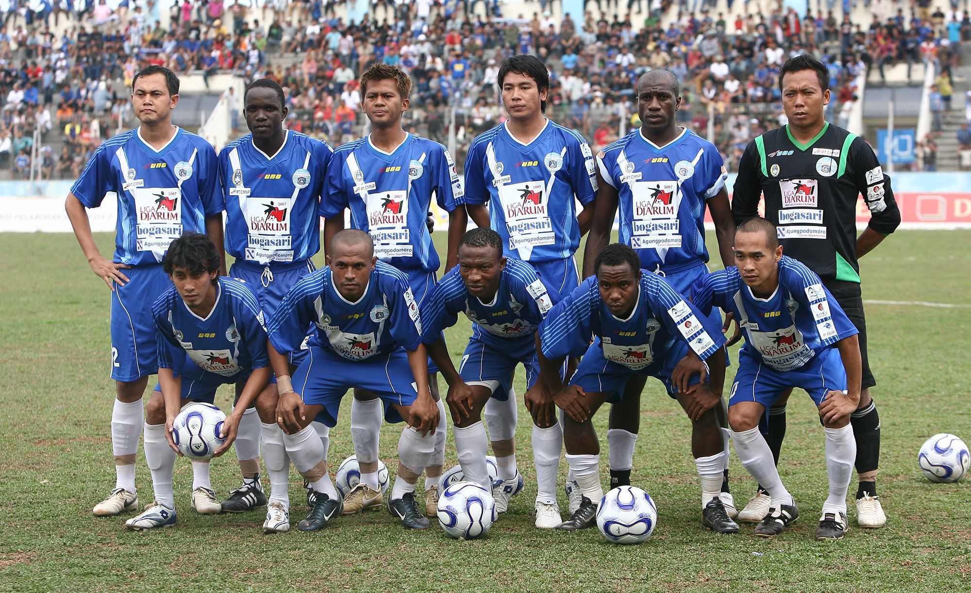 Kurniawan Dwi Yulianto (depan paling kanan) berpose bersama para pemain Persitara Jakarta Utara pada Indonesia Super League (ISL) 2007-2008.