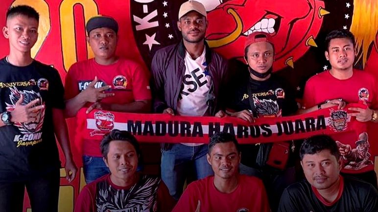 Bek Madura United, Marckho Sandy (tengah) ketika bersilaturahmi dengan suporter K-Conk Mania, 13 Juli 2020.