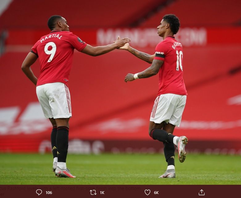 Duo penyerang Manchester United, Anthony Martial (kiri) dan Marcus Rashford, merayakan gol ke gawang Southampton dalam pertandingan Liga inggris di Stadion Old Trafford, Senin 13 Juli 2020.